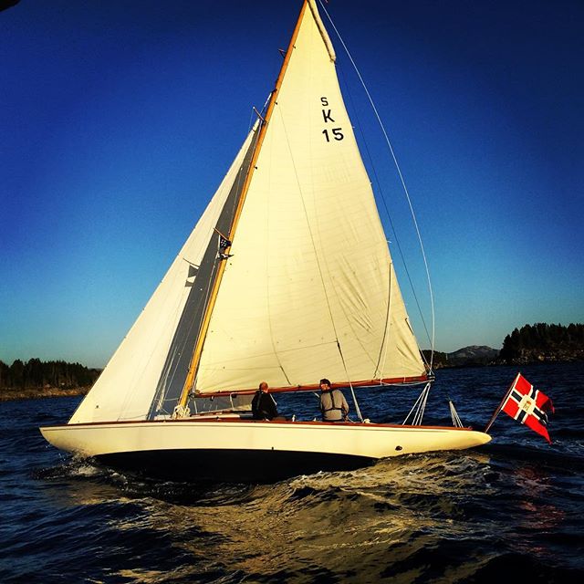 Fantastisk dag på sjøen - flott å seile regatta ved siden av denne nydelige 7-meteren ️️ Beautiful day sailing regatta