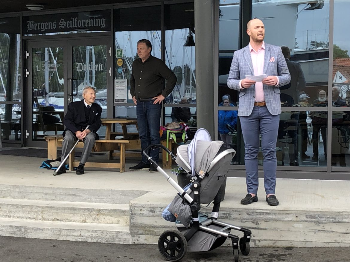 FLERE GENERASJONER: - Det er spesielt hyggelig å se flere generasjoner her, sa styreleder Henrik Wigers Larsen (til h.) under sesongåpningen 1. mai. Eldstemann, 98 år gamle Jan Fredrik Gullaksen, var som vanlig elegant antrukket i blazer. Foreningens daglige leder Kjell-Ove Bruås i midten.
